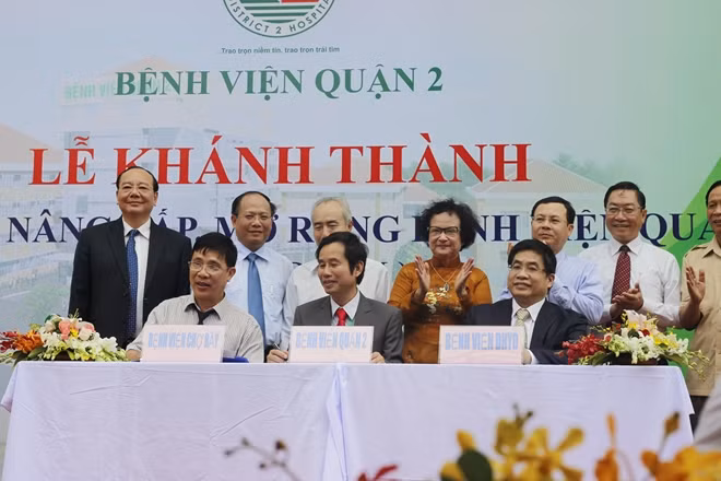 Lễ kí kết hỗ trợ chuyên môn giữa các đơn vị.