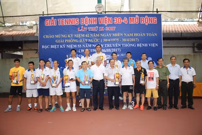 Ban Tổ chức chụp hình lưu niệm với các vận động viên đoạt giải.