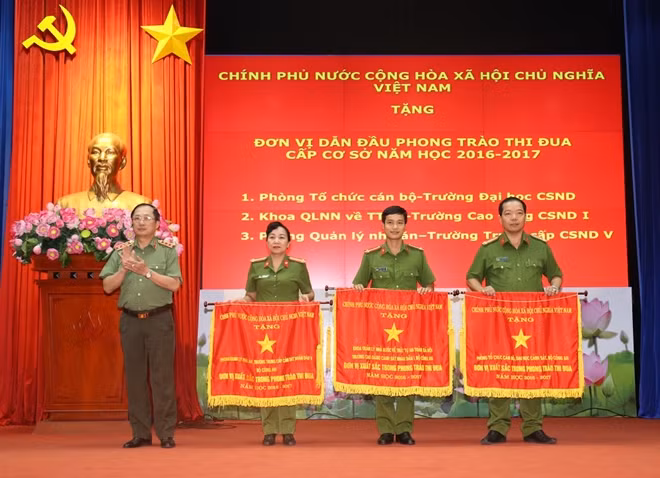 Thứ trưởng Nguyễn Văn Thành trao Cờ thi đua xuất sắc của Chính phủ, của Bộ GD-ĐT và Bộ LĐTBXH cho các đơn vị trong phong trào thi đua năm học 2016-2017.