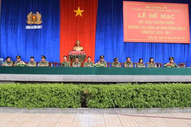 Các đại biểu dự lễ bế mạc Hội thao trường Cao đẳng ANND II.
