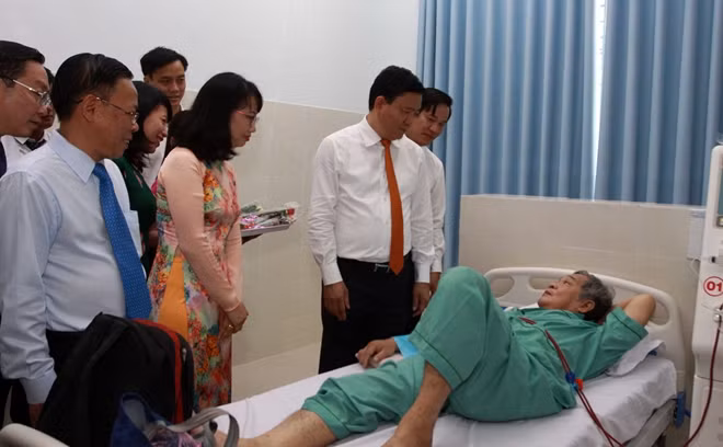 Bí thư Thành ủy Đinh La Thăng cùng đoàn công tác thăm hỏi bệnh nhân đang được điều trị tại Cơ sở 2.