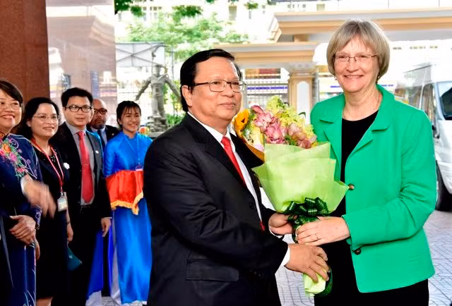 Ông Võ Văn Sen, Hiệu trưởng Đại học khoa học Xã hội và Nhân văn TP Hồ Chí Minh cùng sinh viên nhà trường đón chào GS Faust- Hiệu trưởng ĐH Harvard.