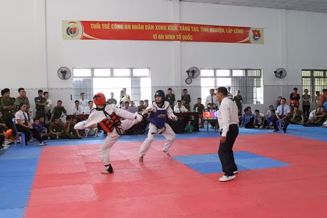 Một vài hình ảnh thi đấu đẹp mắt của các đơn vị tại ngày lễ khai mạc.