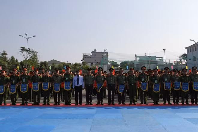 Lãnh đạo Tổng Cục Chính trị CAND, Ban Chấp hành Đoàn Thanh niên Bộ công an và lãnh đạo trường CĐ CSND II trao Kỉ niệm chương cho các đơn vị tham gia.