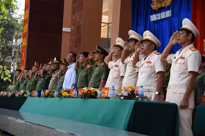 Các đại biểu tham dự lễ chào cờ.