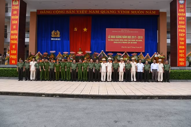 Các đại biểu và Ban Giám hiệu nhà trường chụp hình lưu niệm.