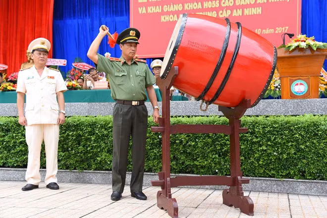 Thiếu tướng Đỗ Ngọc Cẩn đánh trống khai trường.