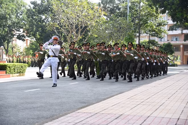 Giáo viên và học viên nhà trường trong Lễ Duyệt đội ngũ.