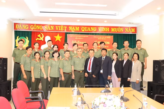 Lãnh đạo và nhóm giảng viên thuộc BV 30-4 chụp hình lưu niệm với Đoàn Cán bộ y tế Bộ nội vụ Campuchia