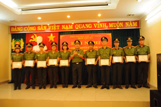 Thiếu tướng Tống Mạnh Chinh lên trao tặng Giấy khen của BV cho các tập thể và cá nhân.