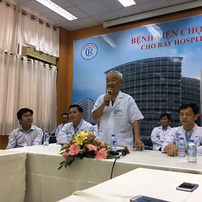 Các bác sĩ trao đổi về tình trạng tổn thương của bé Phúc khi mới nhập viện và được điều trị, cứu sống.