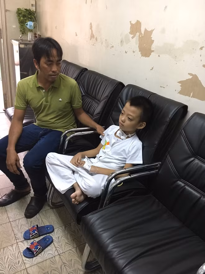 Bé Nguyễn Thanh Phúc đã qua nguy kịch nhưng vẫn tiếp tục được theo dõi sát sao để liền hẳn vết tổn thương thực quản.