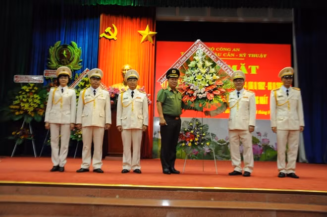Thứ trưởng Bùi Văn Thành tặng hoa CBCS Bệnh viện 30-4