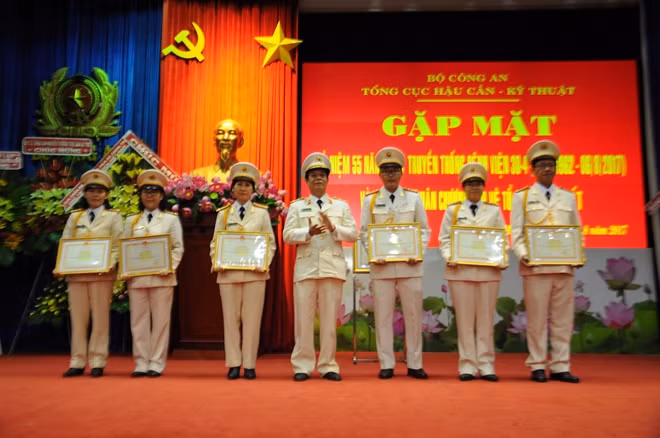 6 tập thể, 13 cá nhân nhận được Bằng khen của Bộ trưởng Bộ Công an đã có thành tích xuất sắc trong phong trào thi đua "Vì an ninh Tổ quốc 2015-2016".