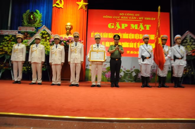 Thừa ủy quyền của Chủ tịch nước, Thứ trưởng Bùi Văn Thành trao Huân chương Bảo vệ Tổ quốc cho đại diện BV 30-4.