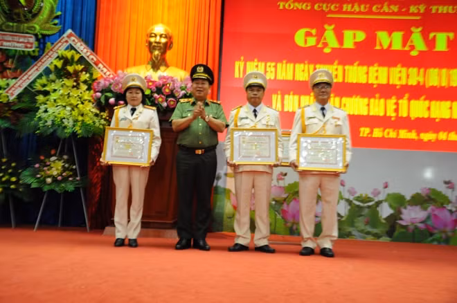 Thứ trưởng Bùi Văn Thành trao bằng khen của Bộ trưởng Bộ Công an và "Kỉ niệm chương Vì sự nghiệp Lao động thương binh & xã hội"