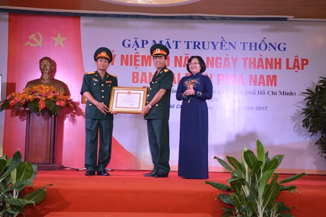 Trưởng Ban Tuyên giáo Thành uỷ trao tặng Bằng khen của UBND TP HCM cho Ban Đại diện Báo QĐND phía Nam