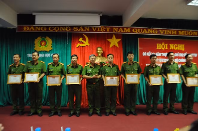 Đại diện cho các Tập thể, Khoa, phòng, bộ môn lên nhận Giấy khen của Nhà trường.