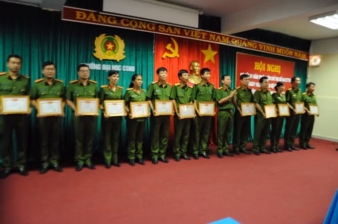 111 cá nhân có thành tích xuất sắc đã nhận được Giấy khen của Nhà trường