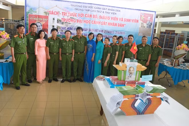 Đại biểu và Ban tổ chức chụp hình lưu niệm.
