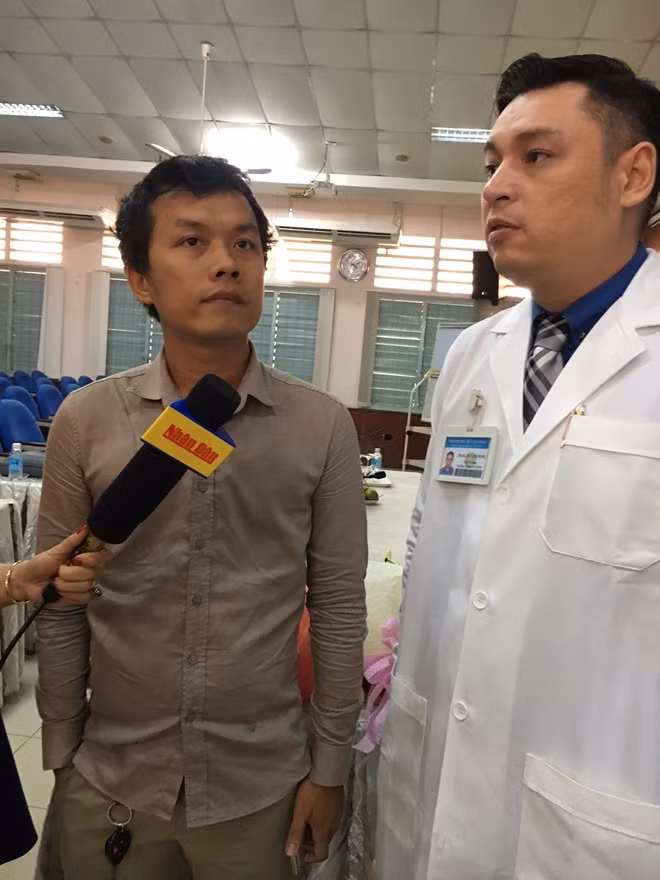Th.S-BS Đỗ Lệnh Hùng trao đổi về ca mổ cho bệnh nhân Nguyễn Cẩm Nhường