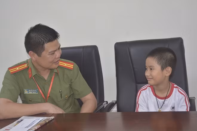 Cậu bé Tuệ Minh say sưa kể về cách thuyết phục người xung quanh tham gia đóng góp vào quy thiện nguyện của mình.