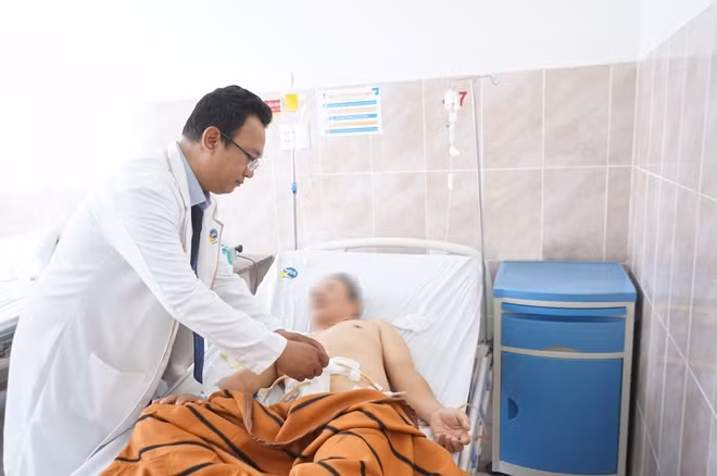Bệnh nhân được thăm khám lại sau ca phẫu thuật.