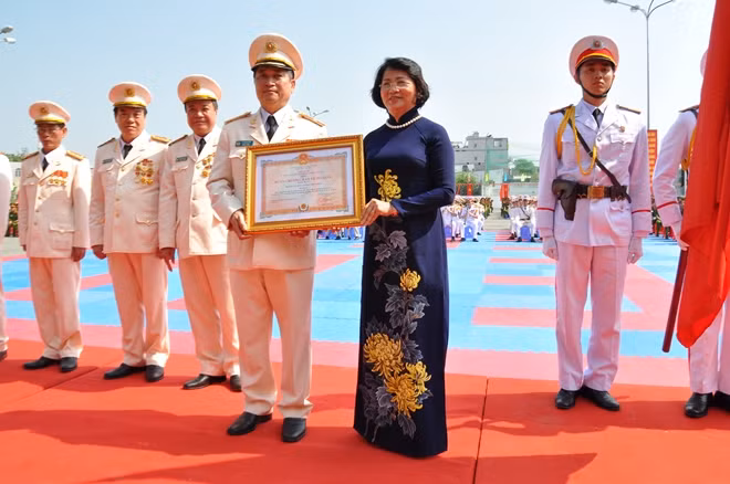 Thừa uỷ quyền của Chủ tịch nước, Phó Chủ tịch nước Đặng Thị Ngọc Thịnh trao "Huân chương Bảo vệ Tổ quốc Hạng Nhất" tặng Nhà trường.