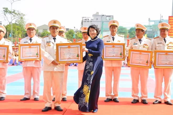 Phó Chủ tịch nước trao tặng Huân chương hạng Nhì, hạng Ba cho các cá nhân và tập thể của nhà trường