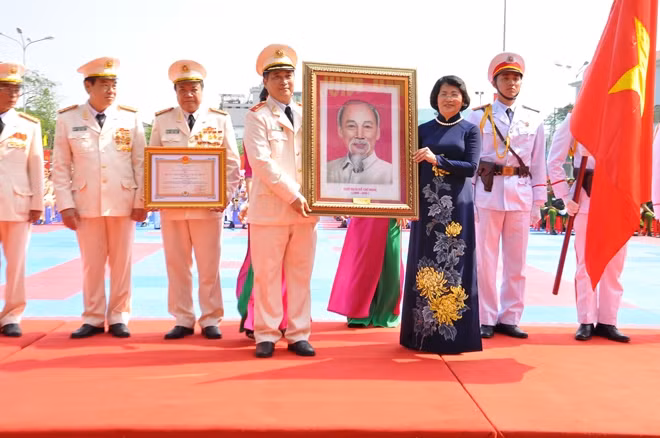 Phó Chủ tịch nước Đặng Thị Ngọc Thịnh trao tặng bức ảnh Chủ tịch Hồ Chí Minh cho tập thể nhà trường.