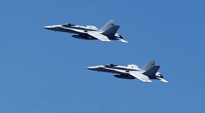 Máy bay F-18.