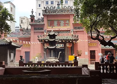 Phía trước chùa.