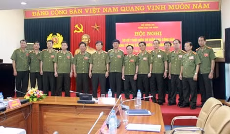 Trung tướng Vũ Thanh Bình, Phó tổng cục trưởng, Tổng cục An ninh chụp ảnh với các đại biểu tham dự Hội nghị.