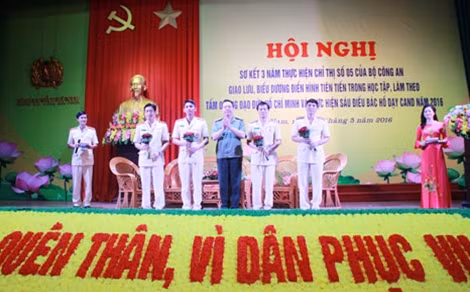 Đại tá Nguyễn Văn Trung, Giám đốc Công an tỉnh Hà Nam tặng hoa chúc mừng các cá nhân tham gia giao lưu.
