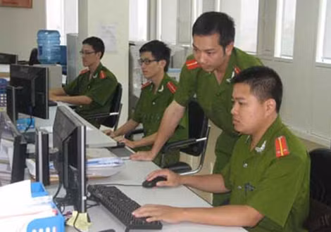 Cảnh sát phòng chống tội phạm công nghệ cao truy tìm dấu vết tội phạm trên mạng.