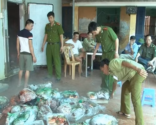 Công an Phú Xuyên kiểm tra số nội tạng đông lạnh bốc mùi