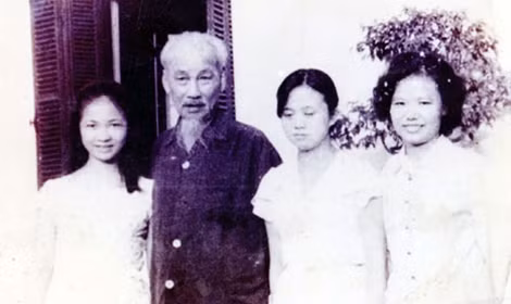 Tiến sĩ Đặng Việt Nga (trái) và các bạn chụp ảnh với Bác Hồ.