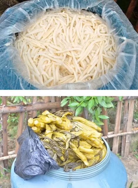 Măng chua, dưa muối không rõ nguồn gốc bị thu giữ.