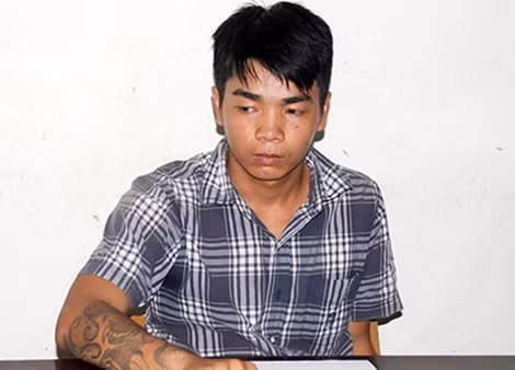 Đối tượng Bùi Công Khôi tại CATP Nha Trang trước khi công bố lệnh bắt khẩn cấp.