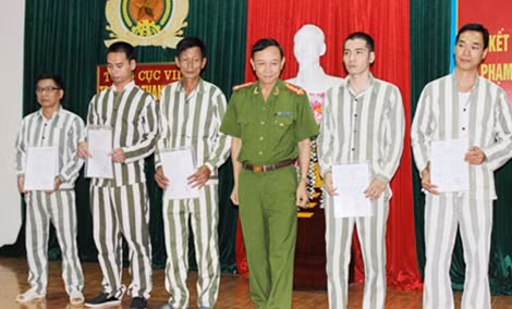 Giám thị trại giam Thanh Lâm trao giấy khen cho phạm nhân có thành tích tốt trong các phong trào thi đua của trại.