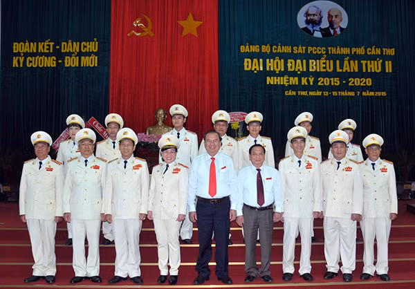Các đồng chí lãnh đạo, Ban Giám đốc và các đại biểu.