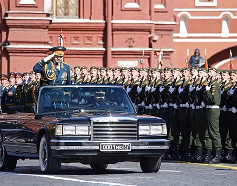 Sergei Shoigu duyệt binh trên Quảng trường Đỏ nhân kỷ niệm 70 năm chiến thắng phát xít.