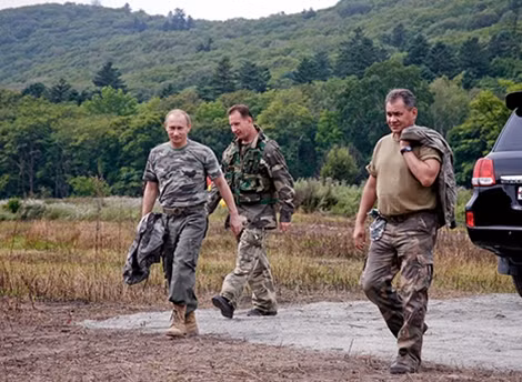 Putin và Shoigu (phải) trong chuyến tham quan Khu Bảo tồn tự nhiên Ussuri ở miền đông nước Nga.