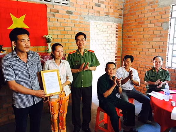 Thiếu tướng Phạm Văn Miên, Tổng biên tập Báo CAND trao quyết định giao nhà cho vợ chồng anh Phạm Tuấn Kiệt .
