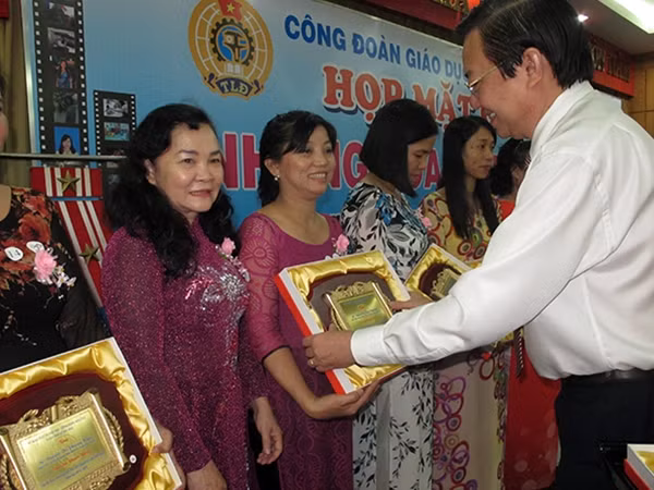 Sở GD-ĐT trao tặng thưởng cho những giáo viên đoạt giải trong hội thi Giáo viên dạy giỏi học sinh khuyết tật thành phố năm học 2014-2015.