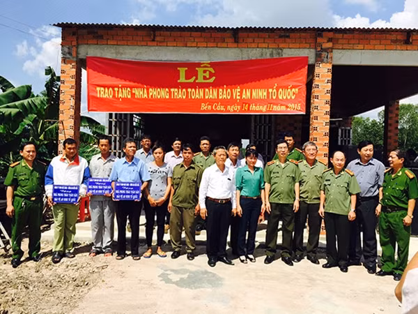 Thiếu tướng Phạm Văn Miên, Đại tá Trần Kim Thẩm cùng lãnh đạo Công an tỉnh Tây Ninh, UBND huyện Bến Cầu, đại diện cấp ủy, chính quyền địa phương và các hộ dân tại lễ bàn giao nhà.
