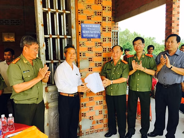 Thiếu tướng Phạm Văn Miên, Tổng biên tập Báo CAND, Đại tá Trần Kim Thẩm, Phó Tổng biên tập Báo CAND cùng lãnh đạo Công an tỉnh Tây Ninh, UBND huyện Bến Cầu bàn giao nhà cho anh Trịnh Công Sơn.