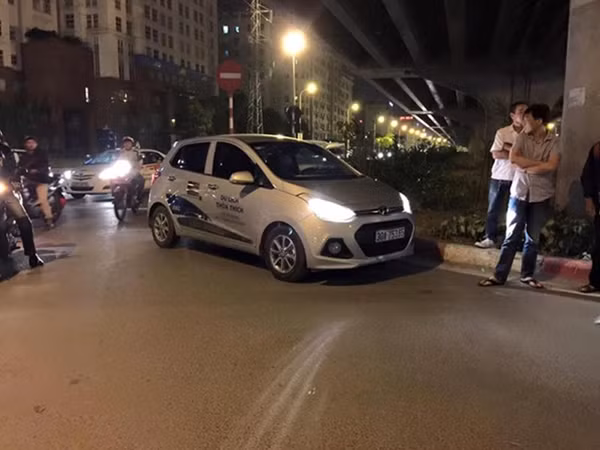 Chiếc xe ô tô Hyundai Grand I10, bị xe Santafe 7 chỗ va chạm gây xước gần bến xe Mỹ Đình.