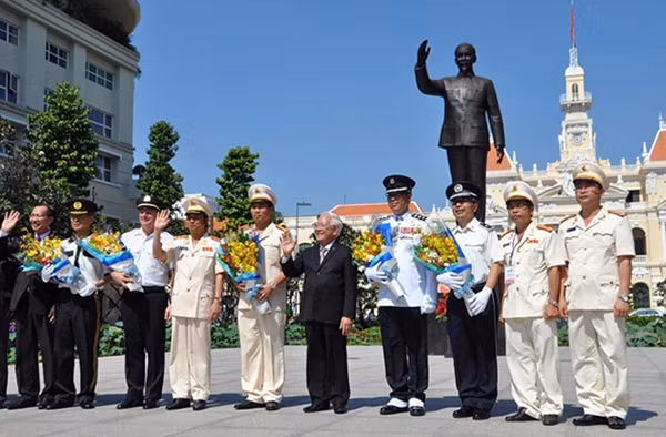 Ban tổ chức tặng hoa, chúc mừng đại diện các đoàn nhạc sau chương trình diễu hành.