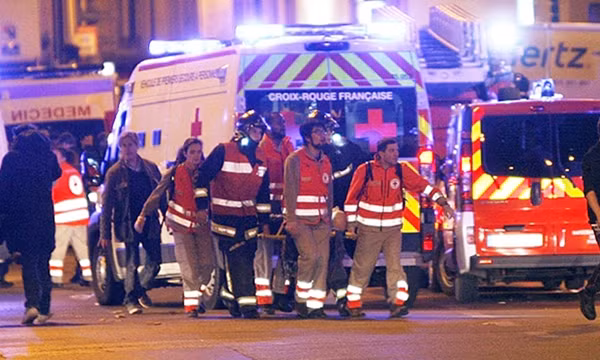 700 lính cứu hỏa Paris và các vùng ngoại ô đã được huy động để hỗ trợ các nạn nhân trong loạt vụ tấn công khủng bố. Ảnh: Rex.